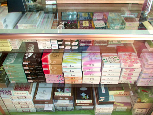 線香が沢山並んでいる写真