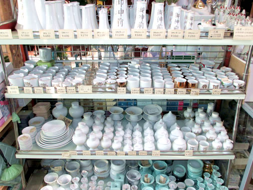 神具が沢山並んでいる写真