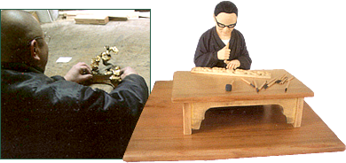 彫刻師の作業写真とイメージ人形