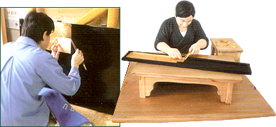 箔押し師の作業写真とイメージ人形